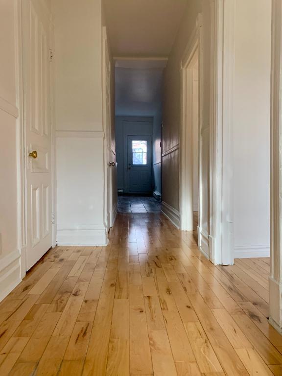 1 CC fermée + Den · 858 pi² · 7min métro Frontenac — 1300$ (1BR) | 3306140
