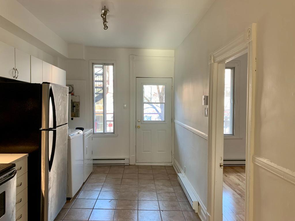 1 CC fermée + Den · 858 pi² · 7min métro Frontenac — 1300$ (1BR) | 3306140