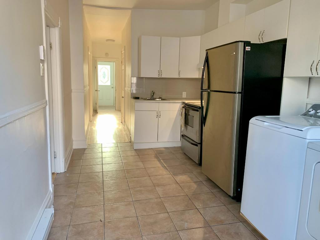1 CC fermée + Den · 858 pi² · 7min métro Frontenac — 1300$ (1BR) | 3306140