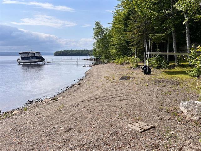 Grand Lac St-François, secteur Sainte-Praxède. RARETÉ, PLAGE privée au bord de l’eau. Terrain de +/-15 000 pi.ca. avec 100 pi de façade sur le lac. | 3307197