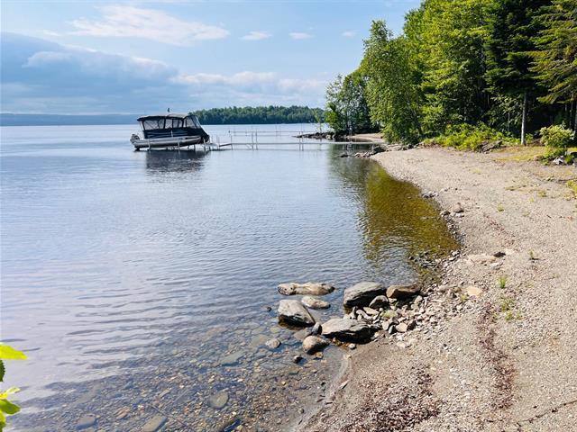 Grand Lac St-François, secteur Sainte-Praxède. RARETÉ, PLAGE privée au bord de l’eau. Terrain de +/-15 000 pi.ca. avec 100 pi de façade sur le lac. | 3307197