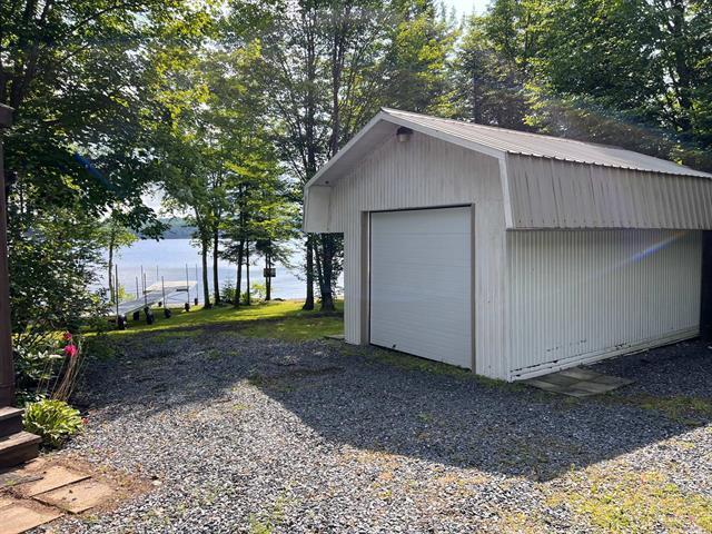 Grand Lac St-François, secteur Sainte-Praxède. RARETÉ, PLAGE privée au bord de l’eau. Terrain de +/-15 000 pi.ca. avec 100 pi de façade sur le lac. | 3307197