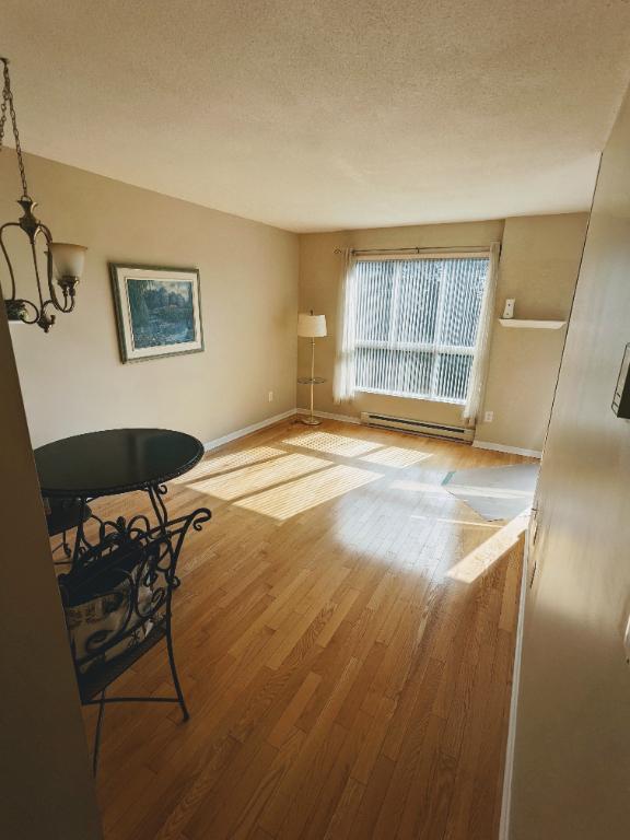 L’appartement 3 ½ dans le coin paisible, situé près de toutes les commodités, rue facile pour le stationnement, cinq minutes à pied du métro Cadillac | 3313930