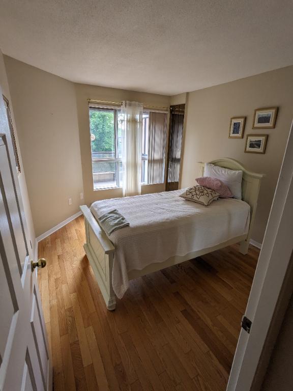 L’appartement 3 ½ dans le coin paisible, situé près de toutes les commodités, rue facile pour le stationnement, cinq minutes à pied du métro Cadillac | 3313930