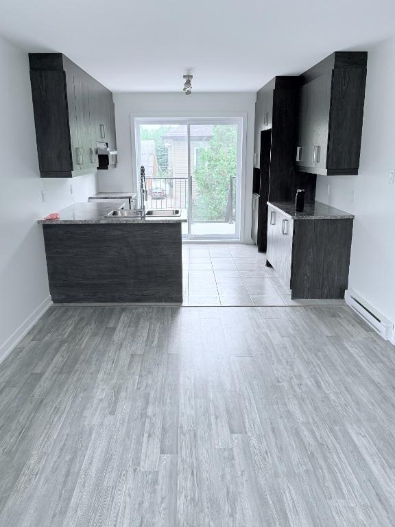 TRÈS GRAND 5½ NEUF (2022) 1 300 pi² Saint-Hubert | Disponible 1er août 1950$/mois | 3307926