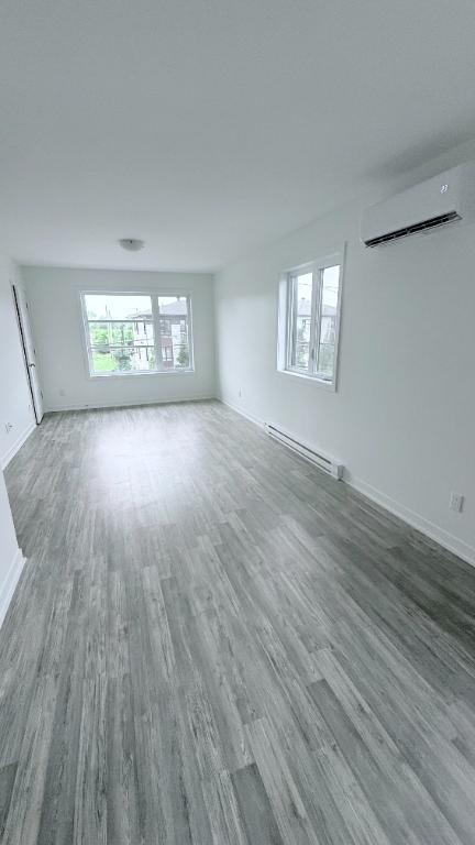 TRÈS GRAND 5½ NEUF (2022) 1 300 pi² Saint-Hubert | Disponible 1er août 1950$/mois | 3307926