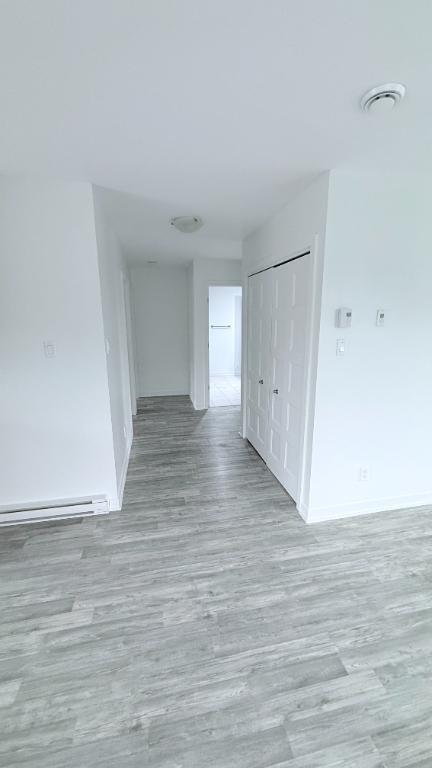 TRÈS GRAND 5½ NEUF (2022) 1 300 pi² Saint-Hubert | Disponible 1er août 1950$/mois | 3307926
