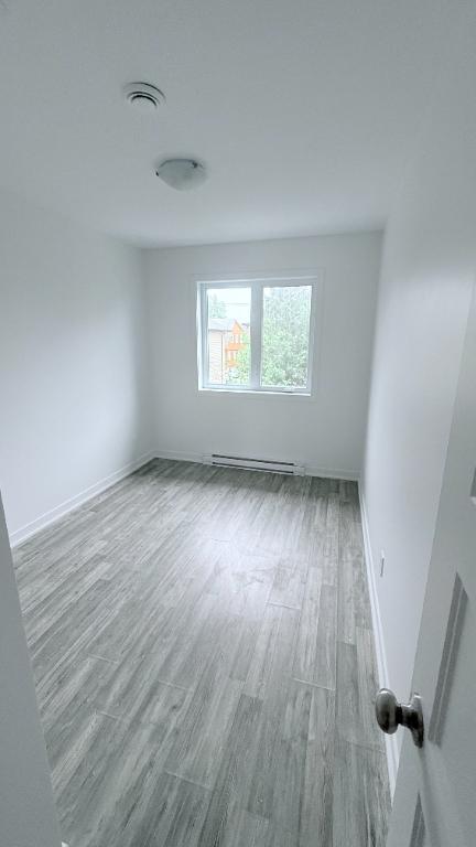 TRÈS GRAND 5½ NEUF (2022) 1 300 pi² Saint-Hubert | Disponible 1er août 1950$/mois | 3307926
