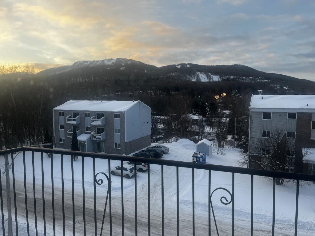 Logement 51/2 à l’étage Bromont, frigo, remise et stationnement privé inclus - 5 minutes du Sommet !!! Venez visiter!!!! | 3308468