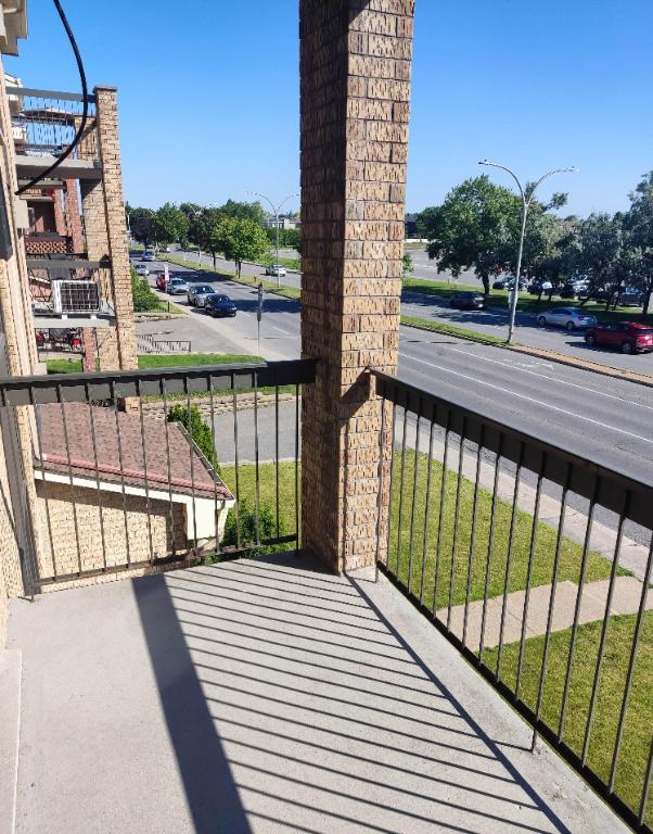 Condo spacieux 4 1/2 très lumineux situé en face de l’hôpital Cité de la Santé. Beaucoup d'espace de rangement 2 balcons (1 en avant et 1 en arrière) | 3308497