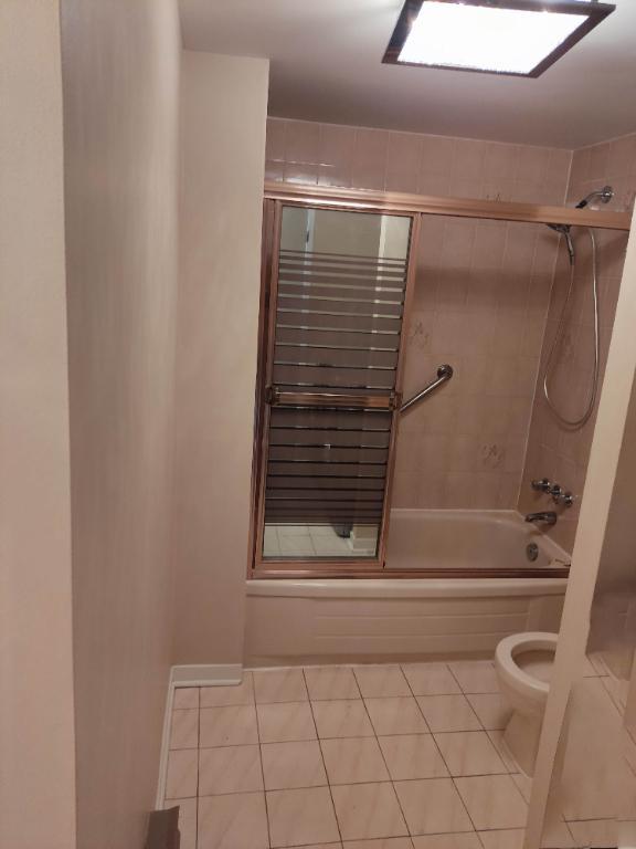 Condo spacieux 4 1/2 très lumineux situé en face de l’hôpital Cité de la Santé. Beaucoup d'espace de rangement 2 balcons (1 en avant et 1 en arrière) | 3308497