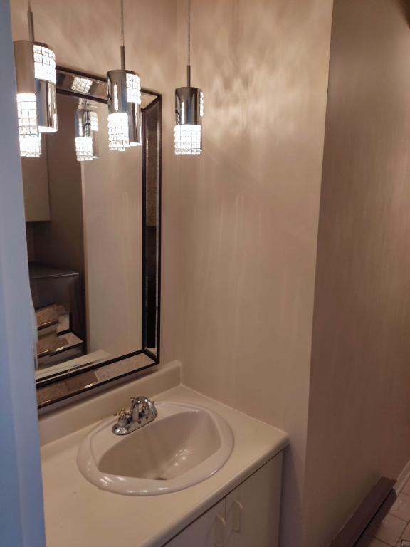 Condo spacieux 4 1/2 très lumineux situé en face de l’hôpital Cité de la Santé. Beaucoup d'espace de rangement 2 balcons (1 en avant et 1 en arrière) | 3308497