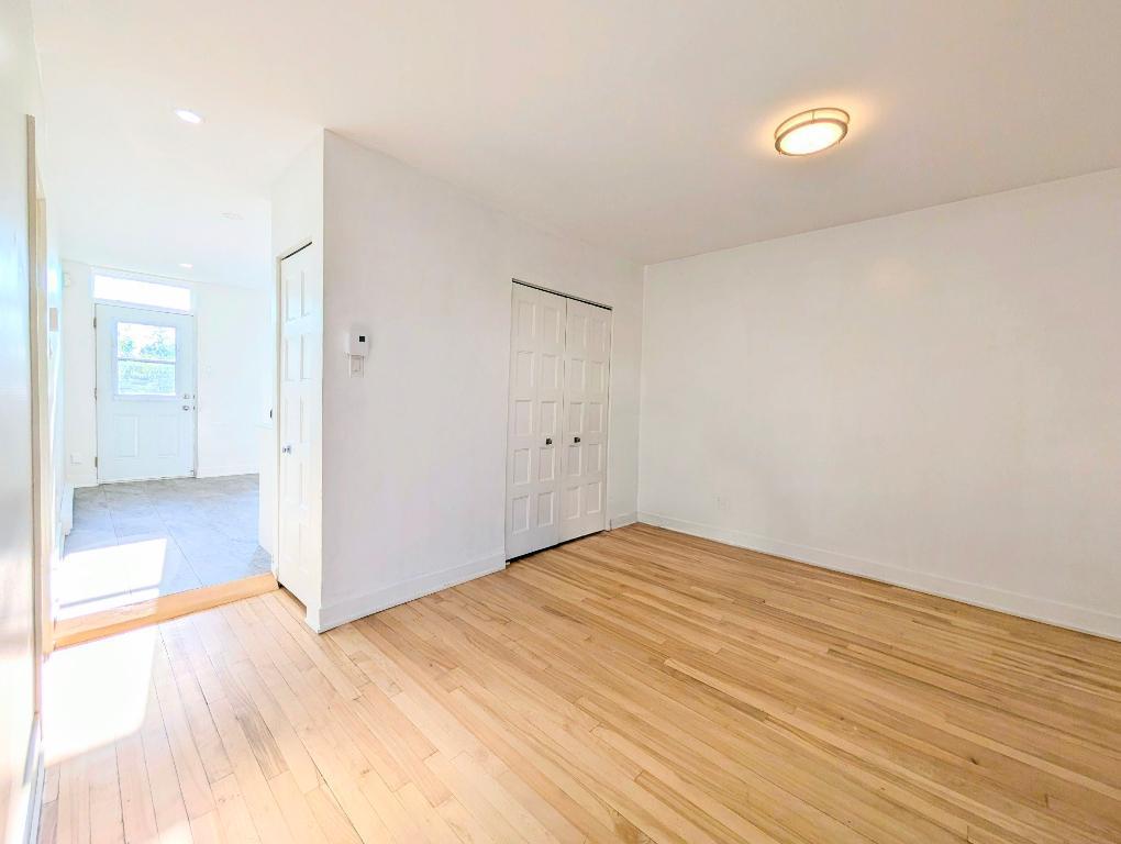 **Because You Deserve Renovated 4 1/2, TOP FLOOR, Metro Lasalle,Verdun** | 3308579