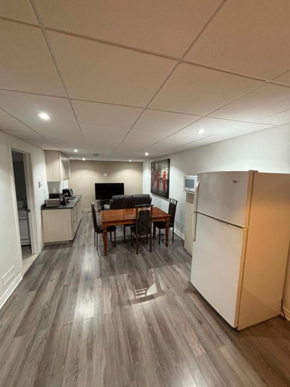 Chambre à louer (avec salon, espace pour cuisiner, salle à manger, salle de bain et espace semi meublé, entrée privée) | 3308652
