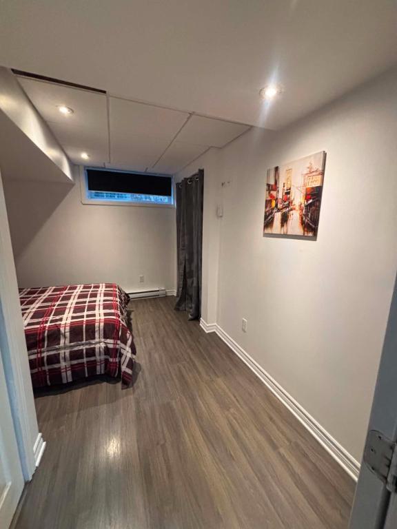 Chambre à louer (avec salon, espace pour cuisiner, salle à manger, salle de bain et espace semi meublé, entrée privée) | 3308652