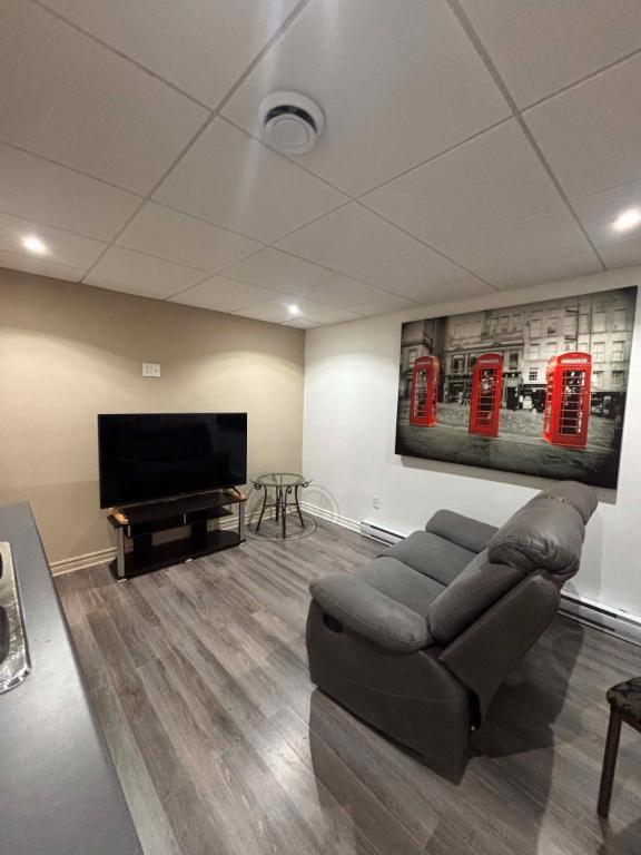 Chambre à louer (avec salon, espace pour cuisiner, salle à manger, salle de bain et espace semi meublé, entrée privée) | 3308652