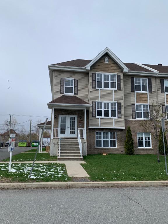 CONTRECOEUR - 4 1/2 récent et lumineux au troisième étage d'un triplex tranquille | 3308660