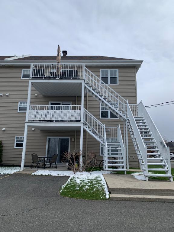 CONTRECOEUR - 4 1/2 récent et lumineux au troisième étage d'un triplex tranquille | 3308660