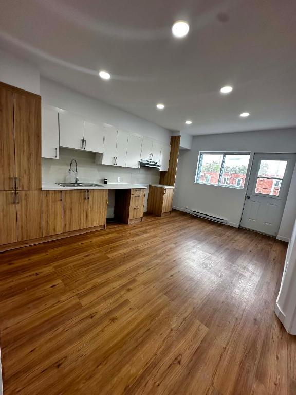 Grand 51/2 rénové/3chambres/wi-fi inclus/1050pi2/ haut duplex | 3308955