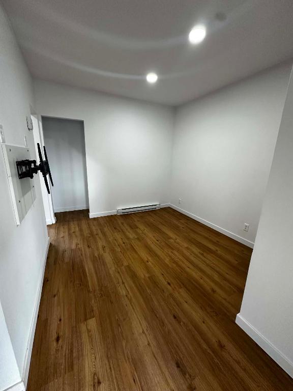 Grand 51/2 rénové/3chambres/wi-fi inclus/1050pi2/ haut duplex | 3308955