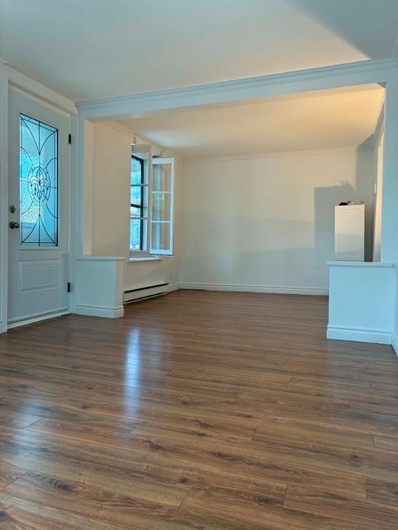 Grand 7 piêces de 880 pieds carrées sur 2 étages. Tout près de l'hopital Hotel Dieu. | 3310364
