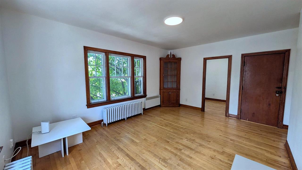 Immeuble - 180 Rue Du CEGEP Grand 4 ½ + à Louer – Près Du Cégep De Sherbrooke | 3311192