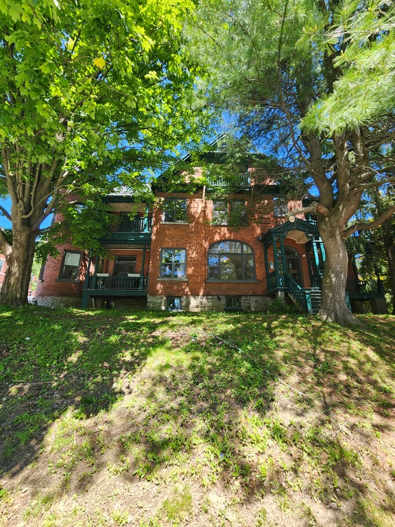 LOGEMENT D'EXCEPTION À LOUER – 3 ½ | 1 2 | 3311271