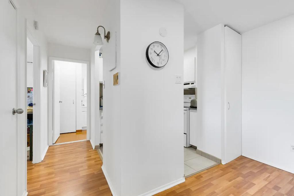 Près des Galeries-d'Anjou, Grand 3 1/2 rénové, ascenseur | 3313061