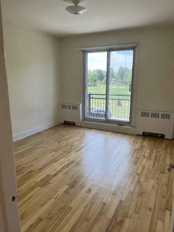 METRO COTE ST. CATHERINE GRANDE 4.5 EN FACE DE LA BATIMENT BEL VUE | 3313087