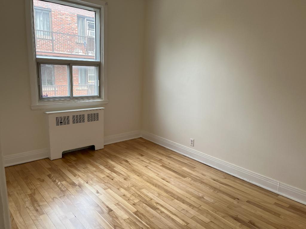 METRO COTE ST. CATHERINE GRANDE 4.5 EN FACE DE LA BATIMENT BEL VUE | 3313087