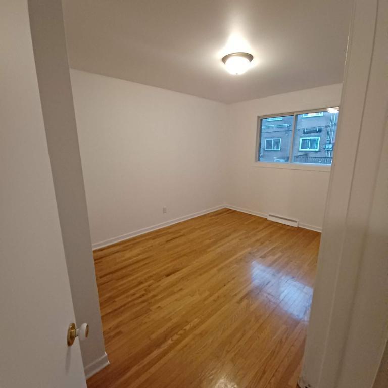Lasalle 5 1/2 garage, cour, balcon, stationnement /fraichement peinturer disponible immédiatement | 3313149