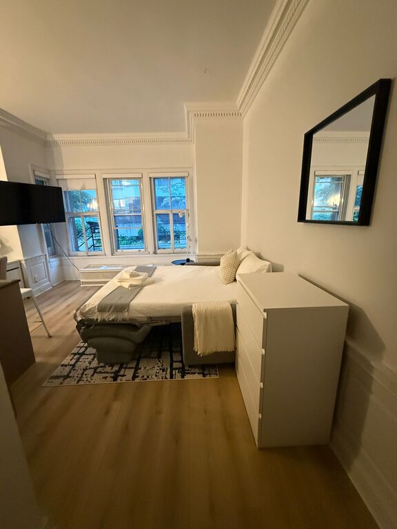 Furnished Studio – Milton-Parc | Availab | 3313449