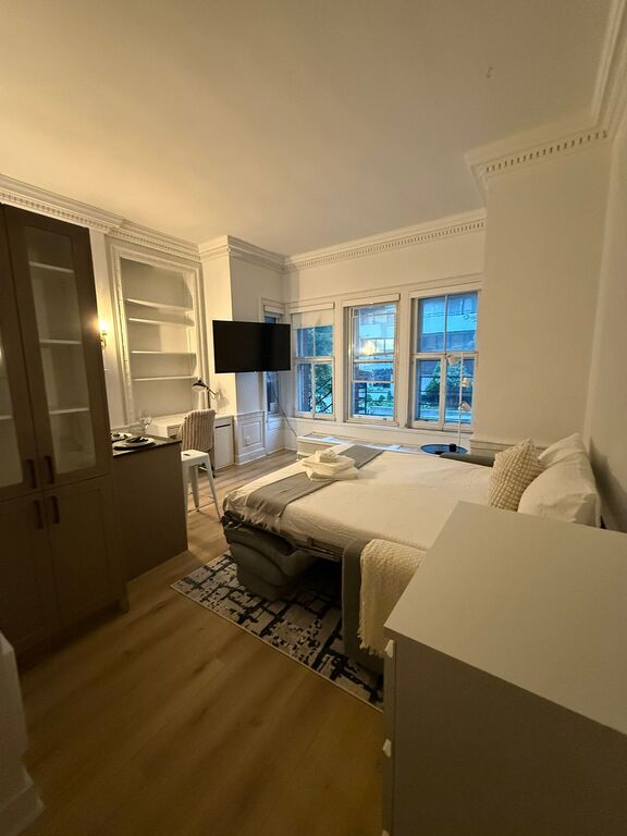 Furnished Studio – Milton-Parc | Availab | 3313449