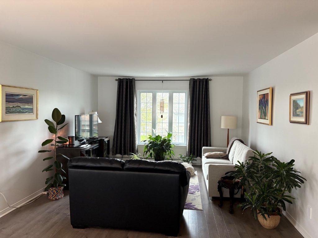 Grand logement 3 chambres avec stationnement intérieur et extérieur dans un secteur recherché de Sainte-Julie | 3313881