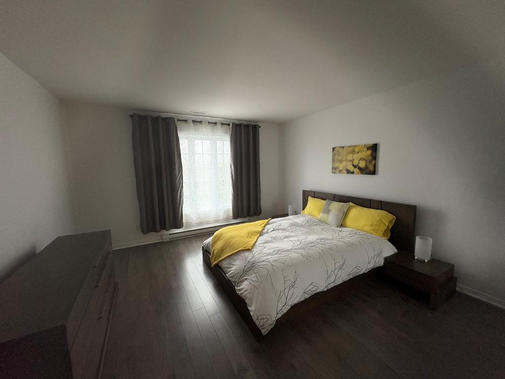 Grand logement 3 chambres avec stationnement intérieur et extérieur dans un secteur recherché de Sainte-Julie | 3313881