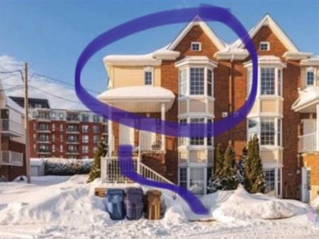 CONDO À LOUER 4 1/2 (2 STATIONNEMENTS)