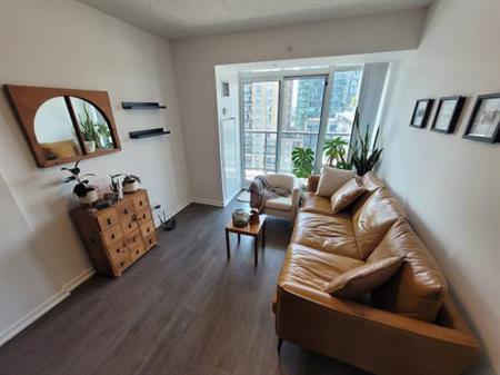 Bright and functional 2 bdrm in queen west