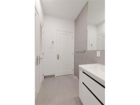 2 bedroom apartment of 818 sq. ft in Westmount