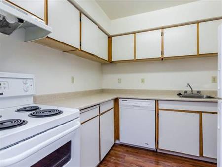 MCLEAN : One bedroom Apartment 2,100$ for October 1st