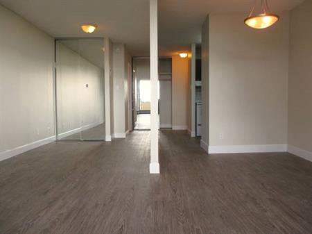 BRIGHT STUDIO- 23th floor Spectacular view **MINUTES FROM METROTOWN**