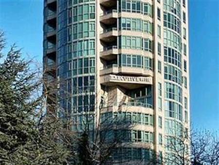 2 Bedroom 2 Bathroom Downtown Vancouver Condo with Ocean Views #819