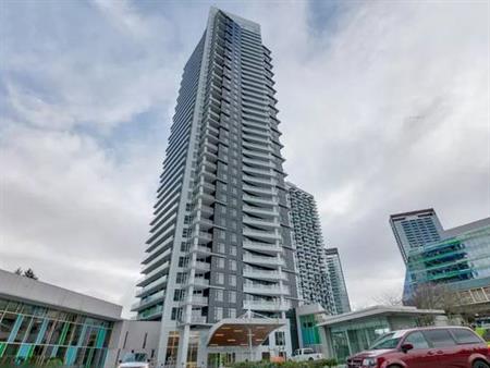 Surrey Central - One bed suite - Walking distance to Skytrain