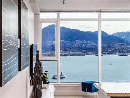 Luxury 2 bdr + Den, 2 bath with Mesmerizing Ocean & Mountain Views