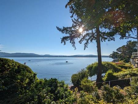 Beautiful Oceanfront House in North Saanich