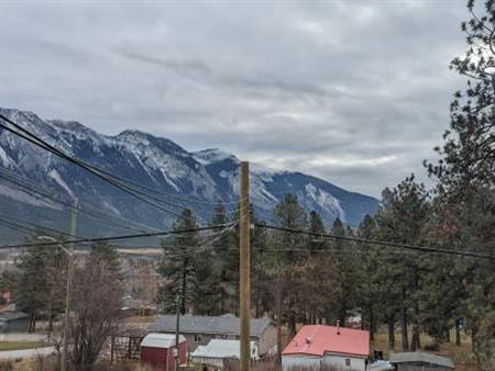 LARGE 2 BEDROOM APARTMENT FOR RENT IN SUNNY LILLOOET BC