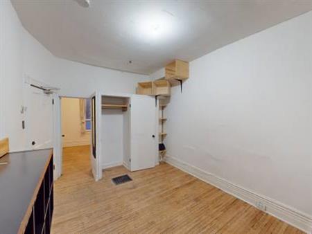 QUEEN ST W & OSSINGTON AVE - ONE BEDROOM (ID#39H1)