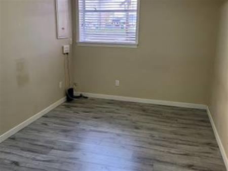 $1,600/1br - 765ft2 -One-Bedroom groud floor suite for Rent