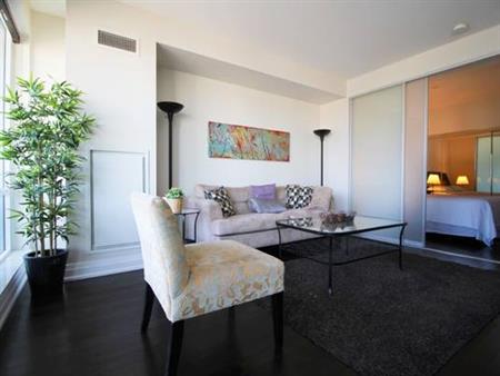 Chic 1 Bedroom suite with Balcony and Exciting Downtown Location