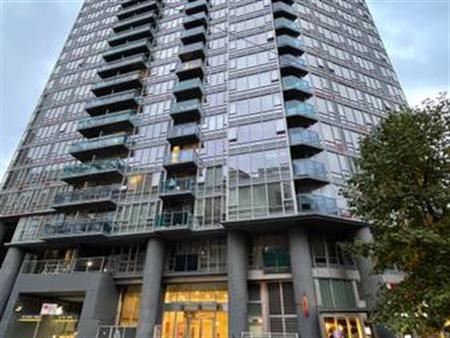 Spacious Apartment at the Center of Downtown / Yaletown