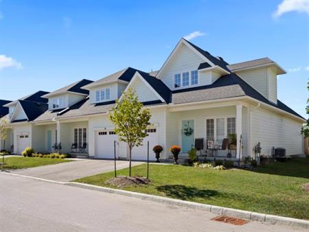 Sweet Home Shores Townhomes at 3956 Lakeshore Road | 3956 Lakeshore Road, Camlachie
